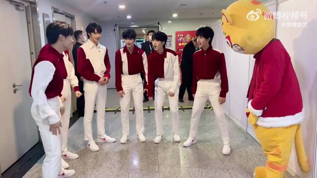 时代少年团成员回总部北京时代少年团成员回总部北京，青春的力量与追梦的足迹
